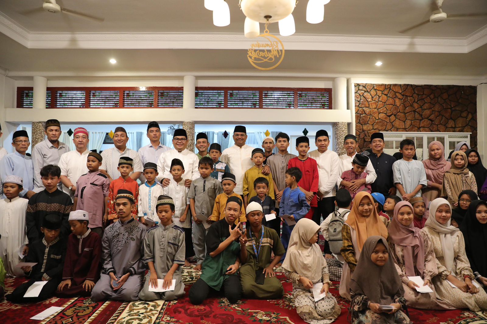 Safari Ramadan, Pj Gubernur Serahkan 1500 Al-Quran dan Santunan 50 Anak Yatim Piatu
