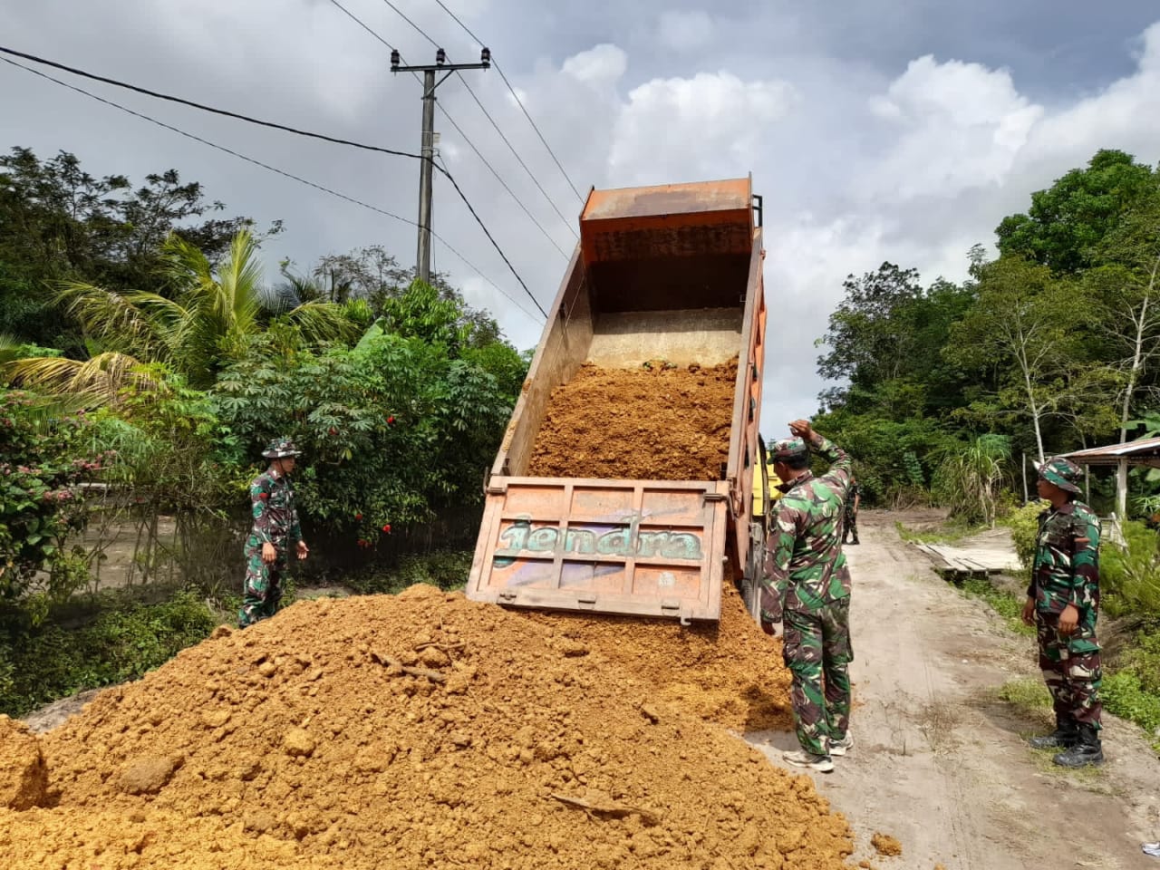 Pembangunan Jalan Penghubung 3 Dusun di Desa Tepus Sudah 50 persen