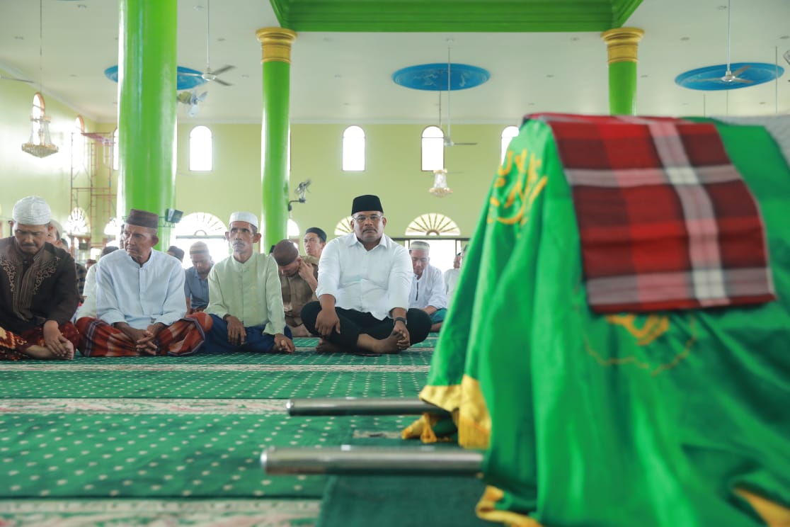 Bersama Ratusan Jemaah, Pj Gubernur Safrizal Ikut Salatkan Jenazah Ayahanda 'Atok Kulop