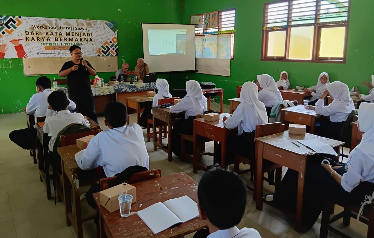 SMPN 1 Tukak Sadai Gelar Workshop Literasi: Dari Kata Menjadi Karya Bermakna