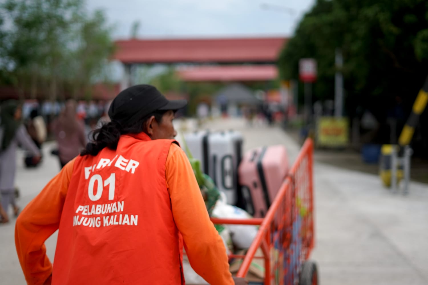 Arus Mudik Lebaran, Porter Pelabuhan Tanjung Kalian Panen Cuan dari Penumpang