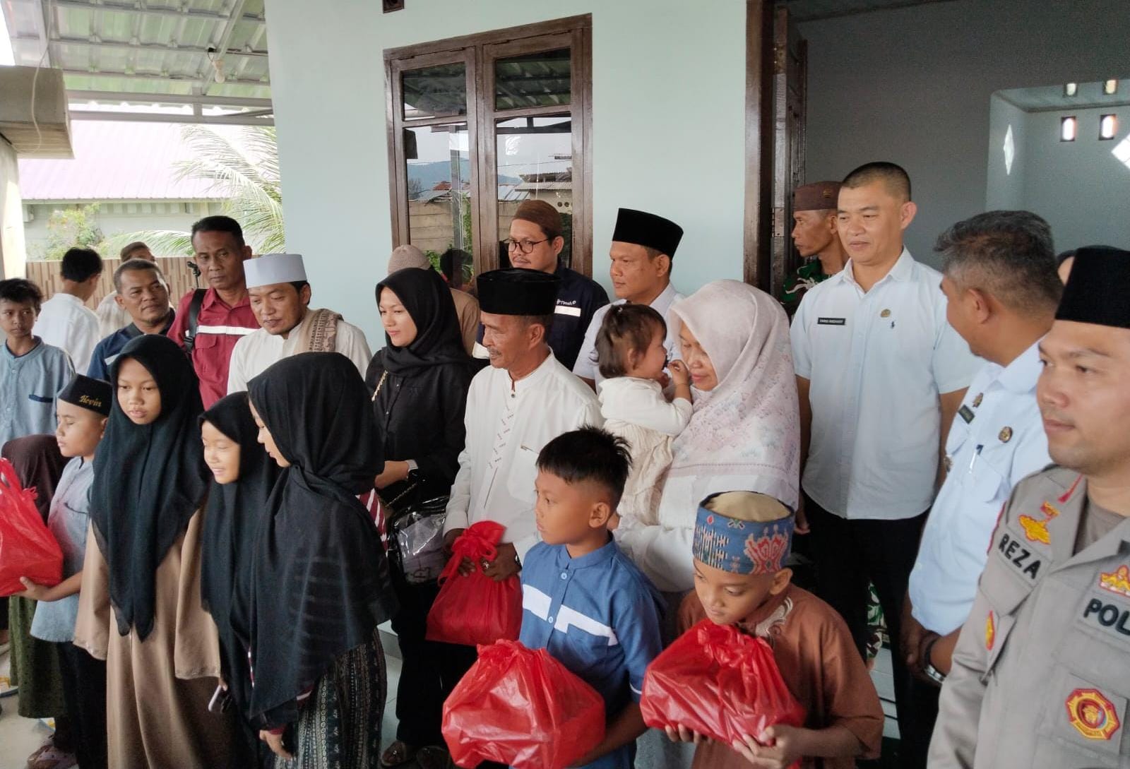 Ratusan Warga Terima Santunan dan Bingkisan dari Kuncuy