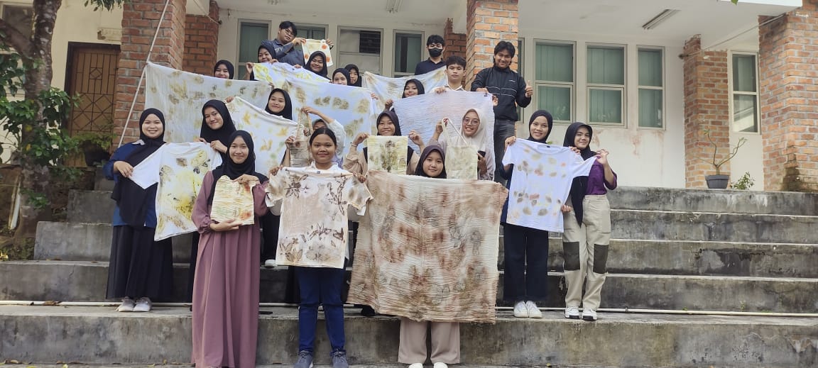 Kreatif, Biologi UBB Sukses Gelar Kelas Ecoprint