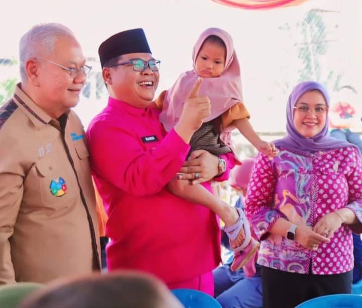 PJ Bupati Haris Serahkan Bantuan CSR Penurunan Stunting BSB