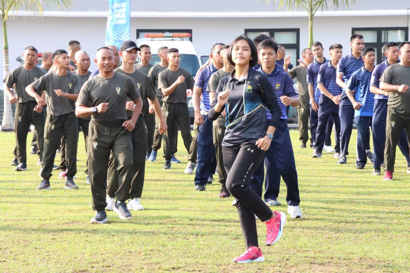 Personel Polresta Pangkalpinang Ikut Meriahkan Olahraga Bersama di Makorem 045/Gaya