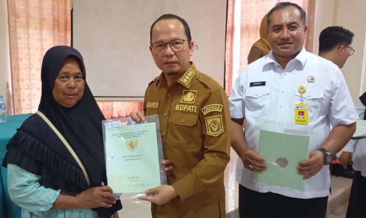 166 Warga Pangkalan Baru Resmi Kantongi Sertifikat Tanah Melalui Program PTSL