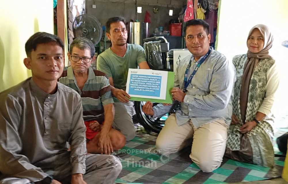 PT Timah Berikan Bantuan Kursi Roda kepada Warga Teluk Radang, Permudah Aktivitas Sehari-hari