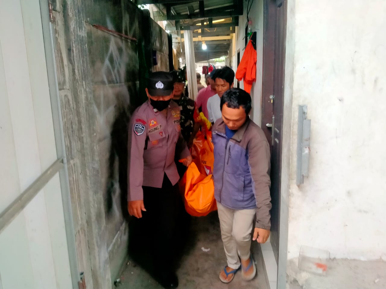 Pekerja Toko Bangunan Ditemukan Tergantung di Pintu