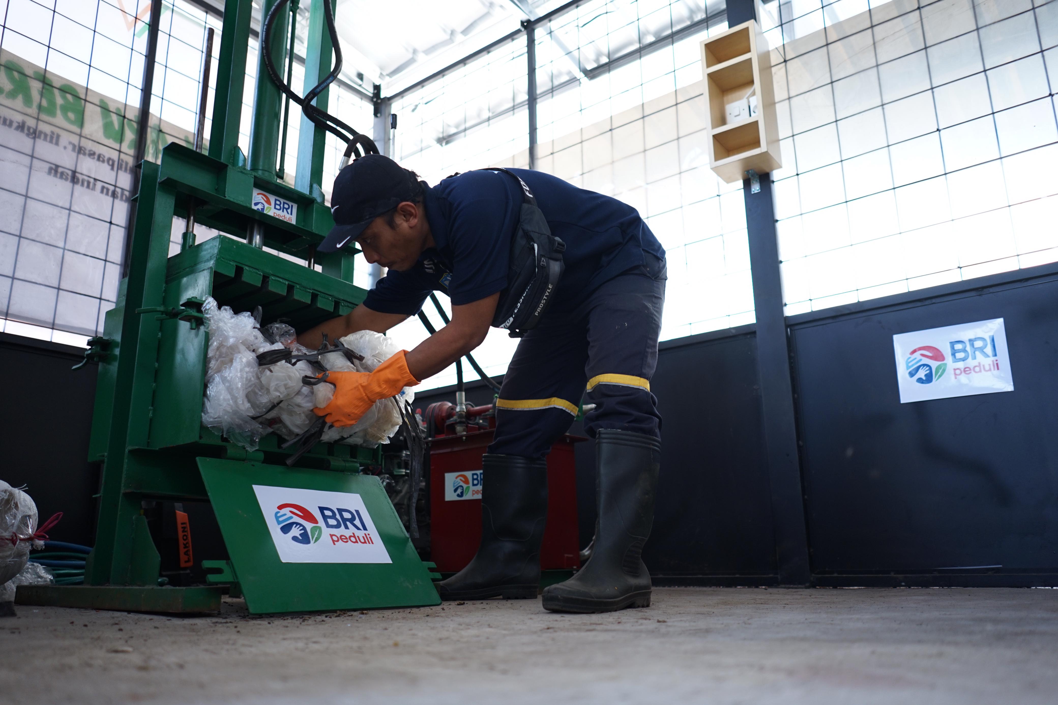 Gerakan Anti Sampah di Pasar Banjar Jawa Barat, BRI Peduli Bantu Kurangi Limbah Pasar 1.500 Kg/Bulan