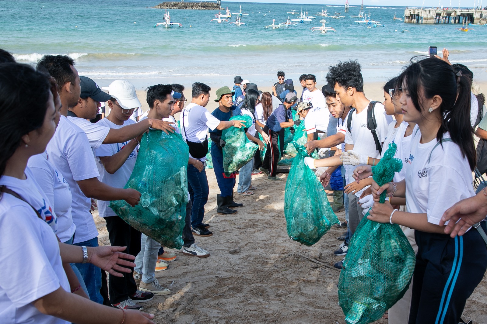 Dukung Gerakan Indonesia ASRI, BRI Peduli Ajak Masyarakat Bersih-bersih Pantai Kedonganan Bali 