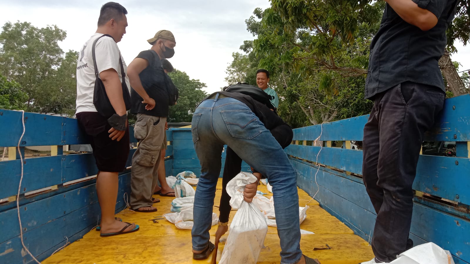 Ditreskrimsus Cegat Truk Angkut Fiber Ikan Berisi Balok Timah