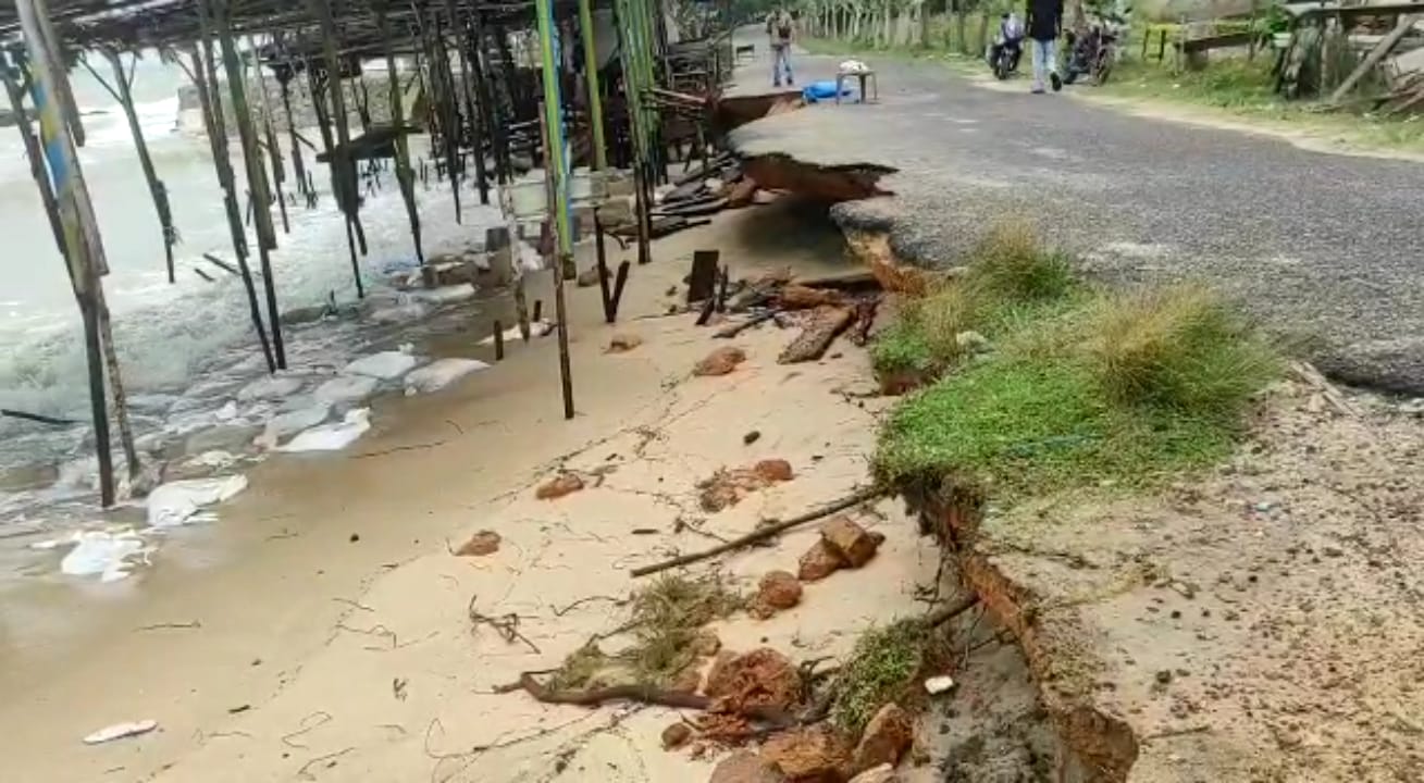 Dihantam Gelombang dan Pasang Tinggi, Begini Kondisi Bibir Pantai Asmara