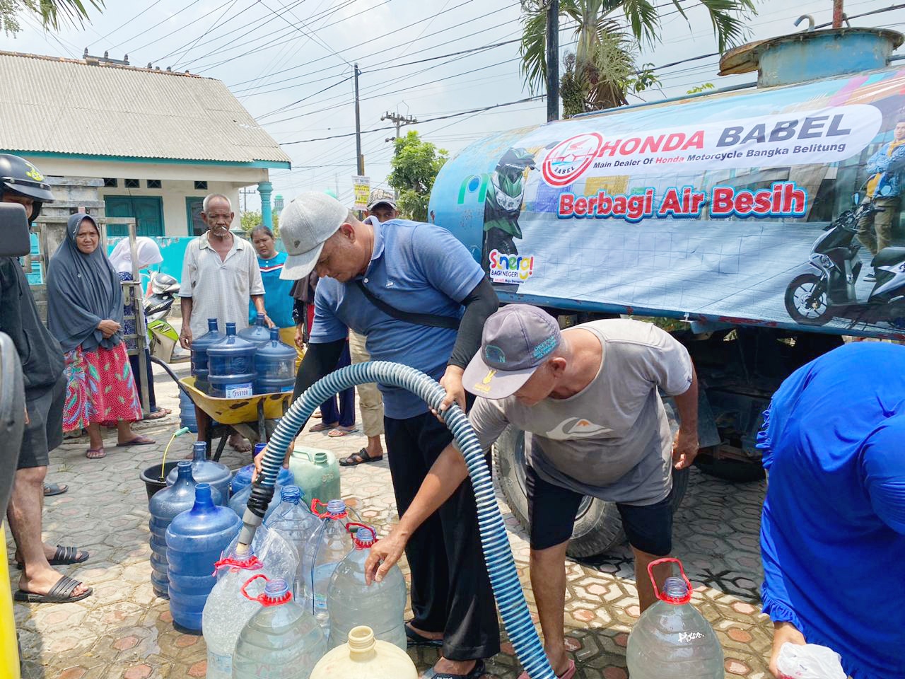 Kemarau Panjang, Honda Babel Salurkan 240.000 Liter Air Bersih
