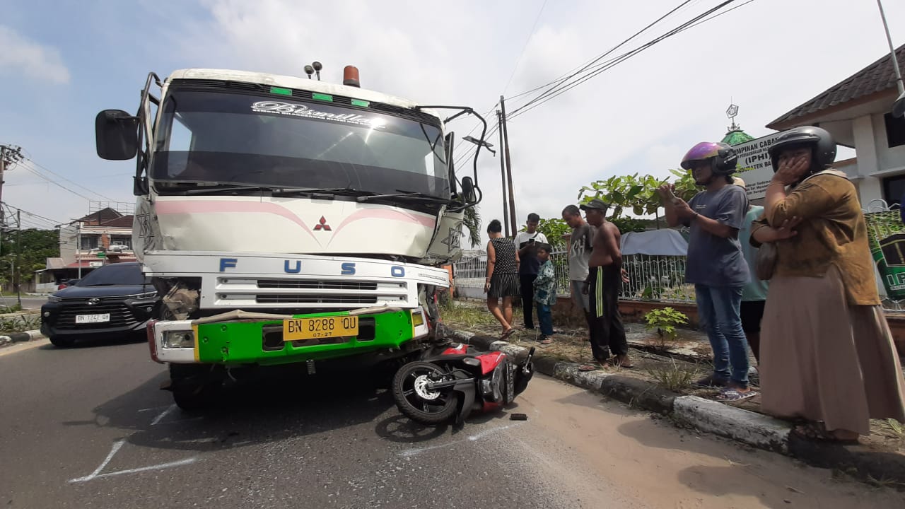 Mukjizat, Tak Ada Korban Jiwa Serudukan Truk Trailer di Lampu Merah Sungailiat