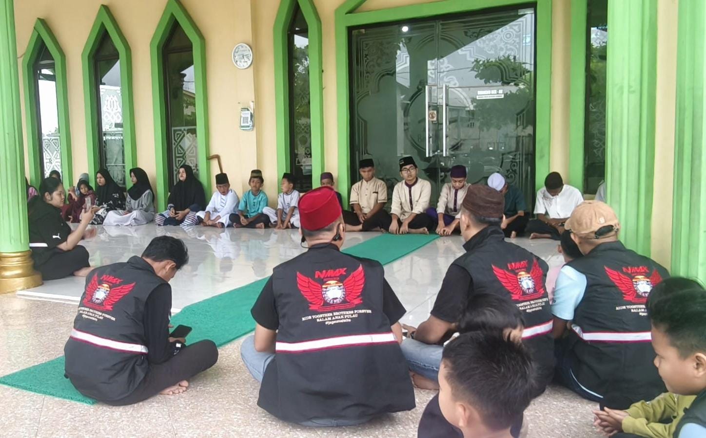 Komunitas NXR Babel Bagikan Takjil dan Bantuan ke Anak Yatim Jelang Buka Puasa Ramadan 1447 H