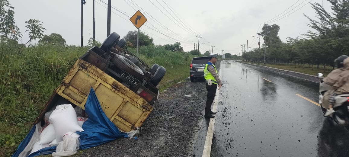 Jalan Licin, Truk Pakan Ternak Terbalik di Jalan Koba