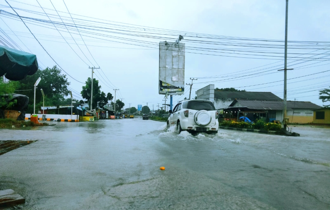 Banjir Rob Depan SPBU Kelurahan Berok, Ketinggian Air Capai 20-30 Cm 