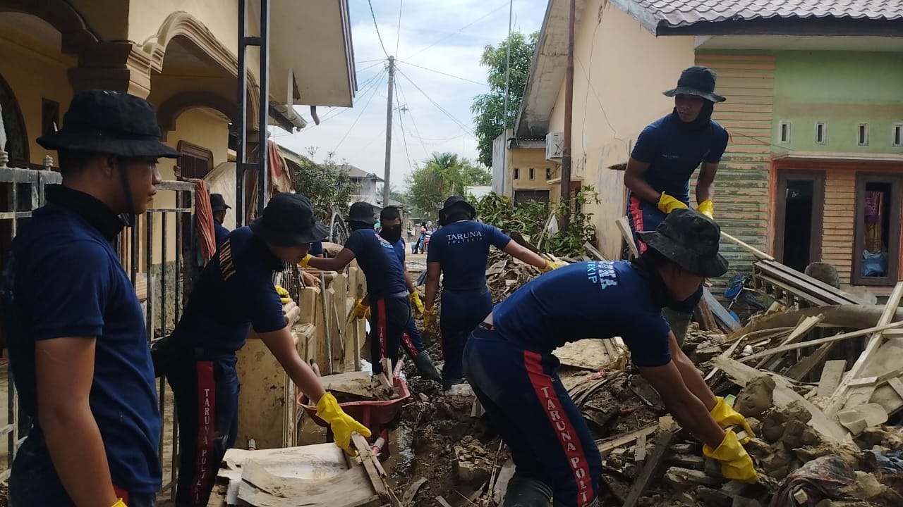 Upaya Pemulihan Pasca Banjir, Kemenkum Aceh dan Poltekpin Laksanakan Baksos di Aceh Tamiang