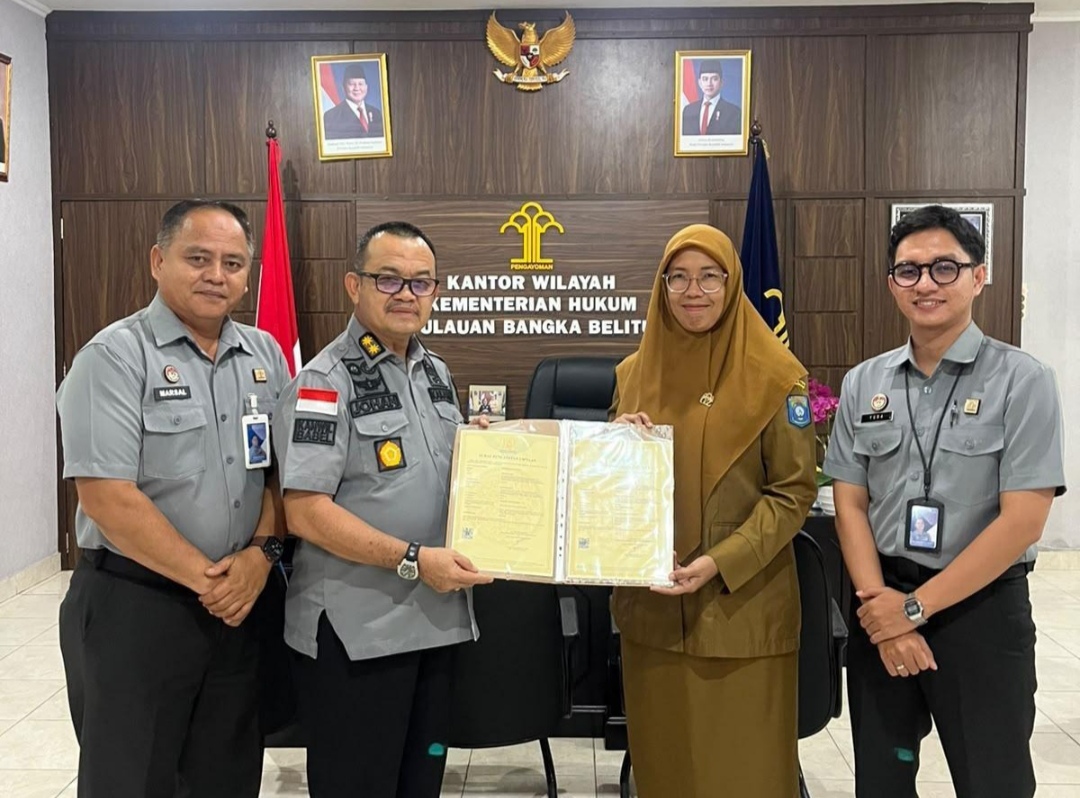 Kanwil Kemenkum Babel Serahkan Sertifikat Hak Cipta Lagu dan Buku