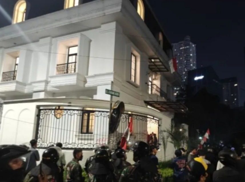Polisi dan TNI berjaga di rumah Eko Patrio