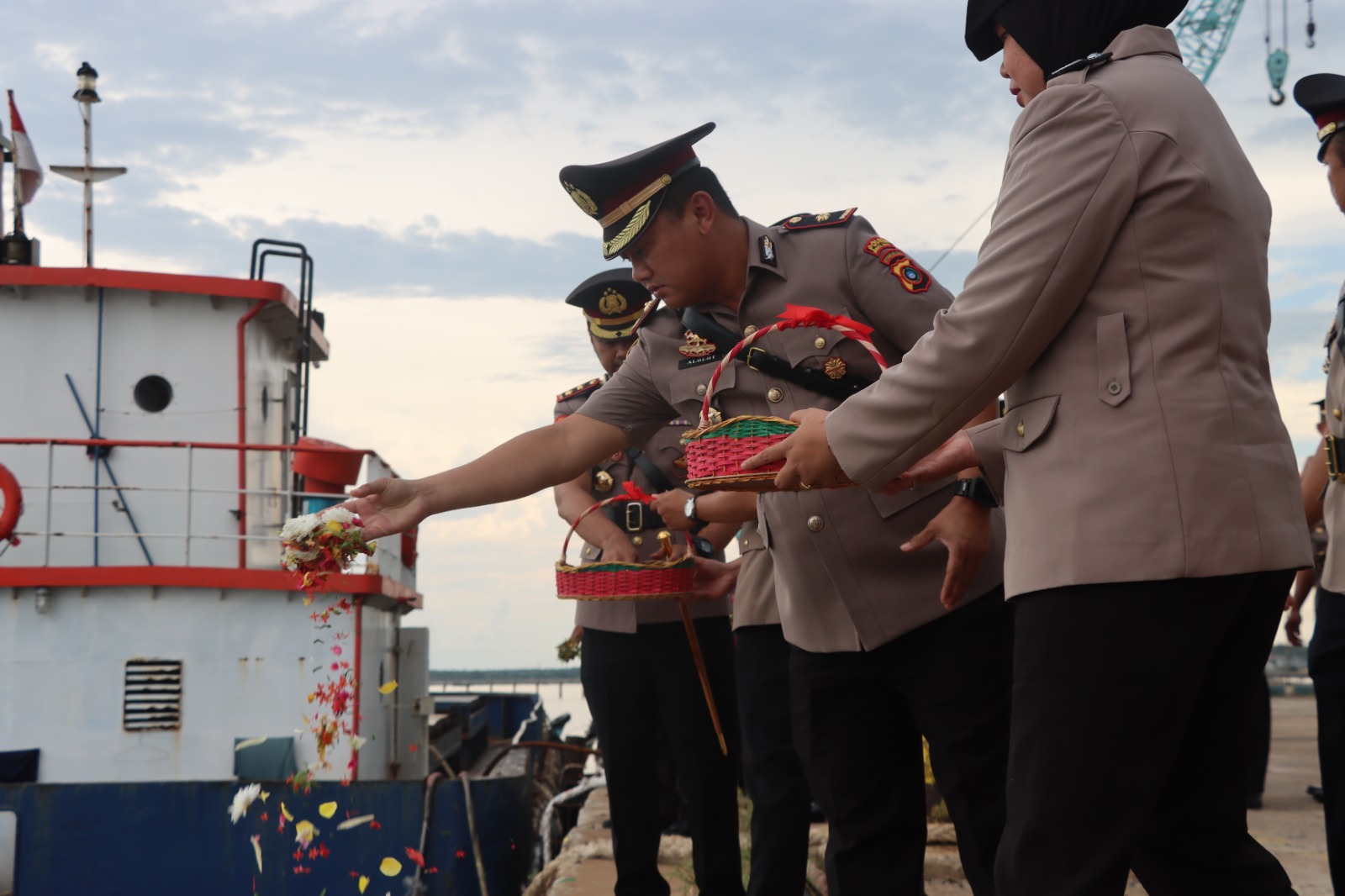 Kapolres Bangka Barat Pimpin Upacara Tabur Bunga HUT Bhayangkara ke-79