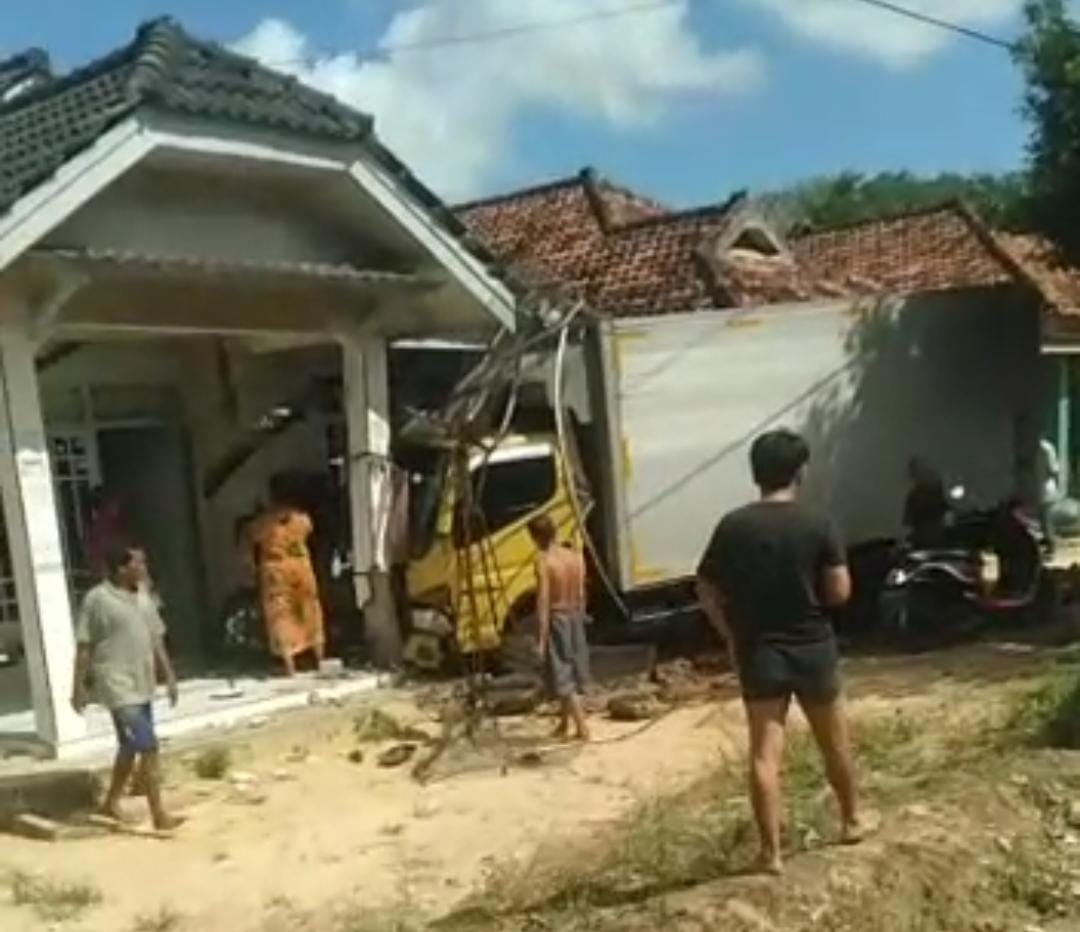 Ini Penyebab Truk Boks Seruduk Rumah Toboali 