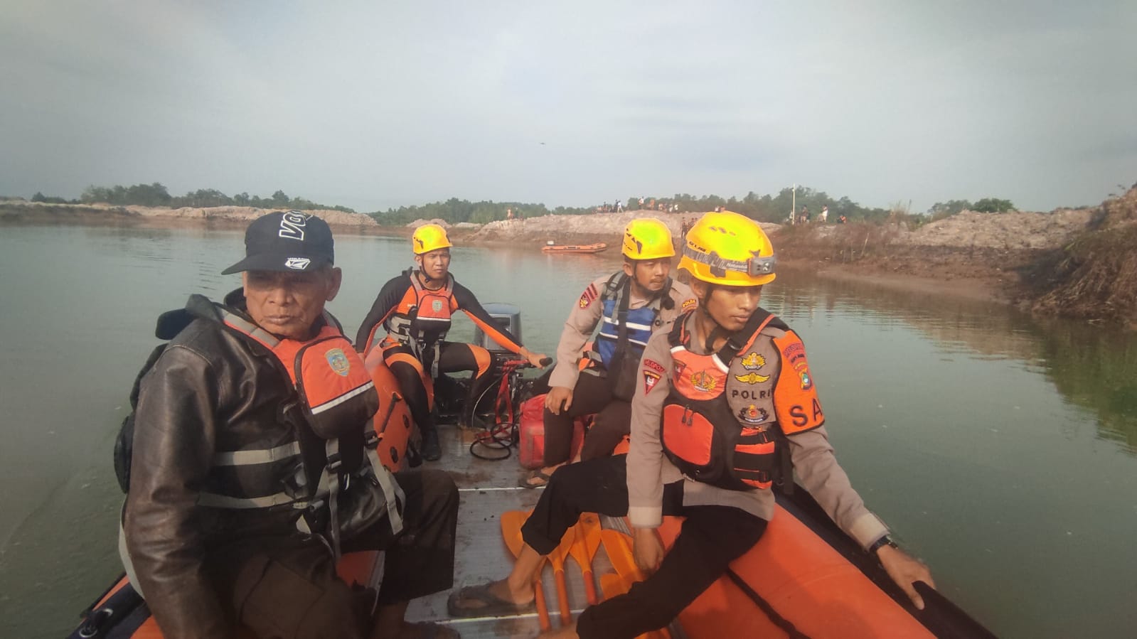 Tim SAR Brimob Polda Babel Turut Bantu Pancarian Penambang Timah yang Hilang Diterkam Buaya di Sungai Gedong 