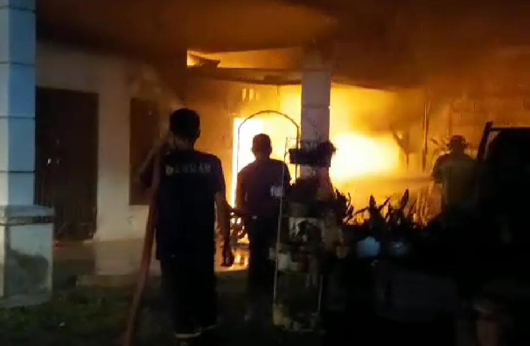 Konsleting Listrik, Rumah Warga di Jalan Ahmad Yani Sungailiat Terbakar