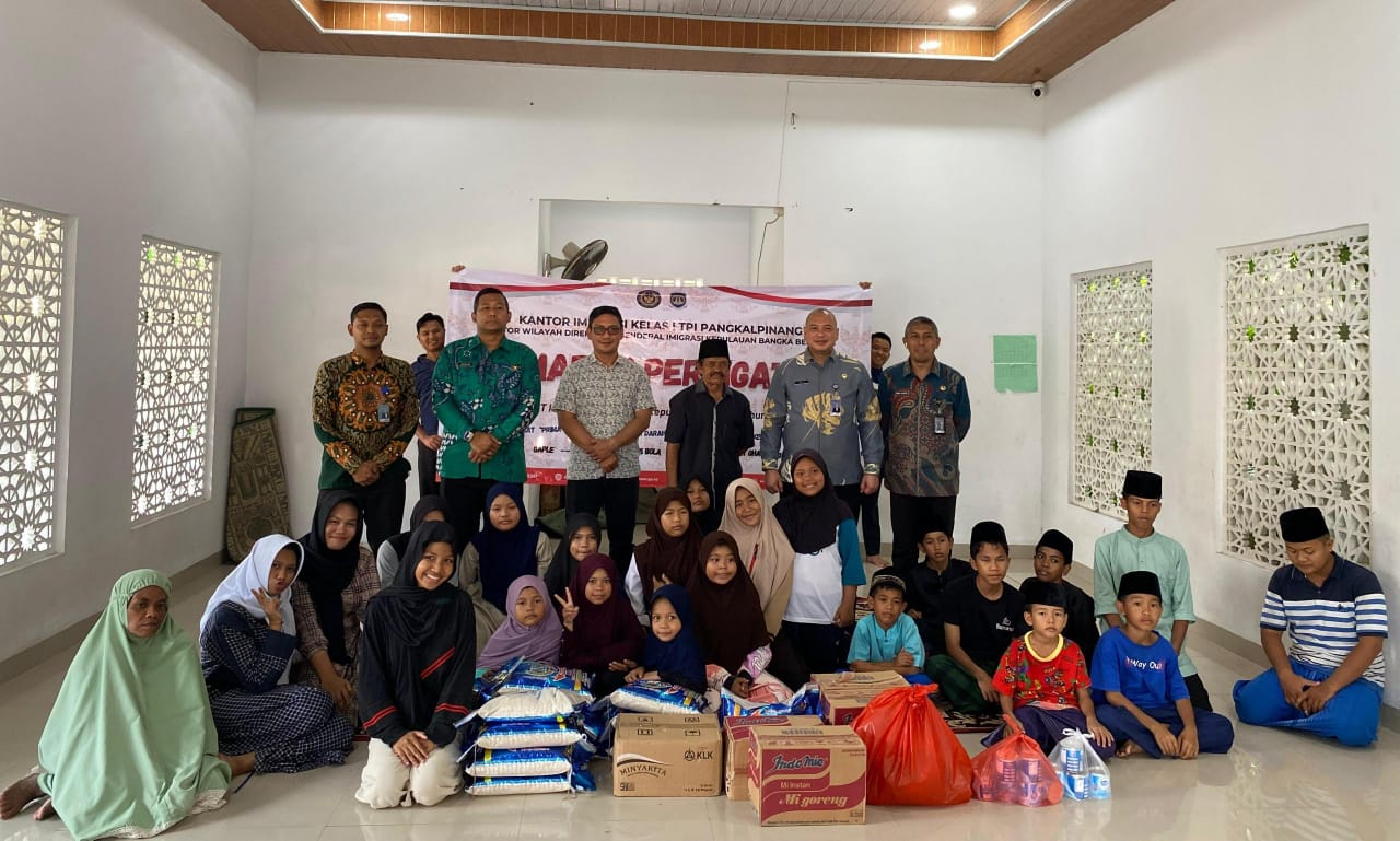 Kantor Imigrasi Pangkalpinang Berbagi Kebahagiaan Bersama anak-anak Panti Asuhan dan Masyarakat Desa Beluluk