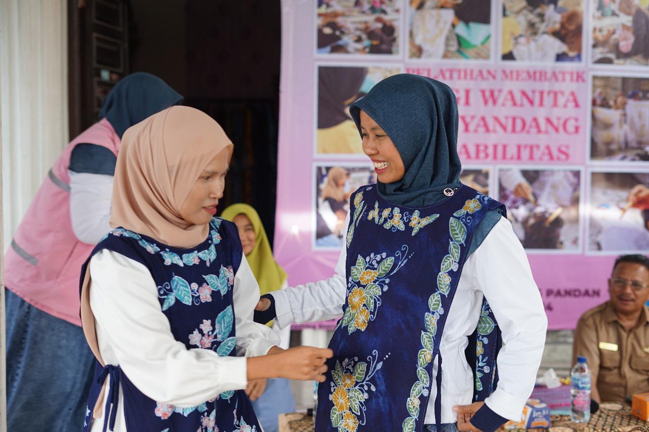 Hari Batik Nasional, Srikandi PLN Dukung Pemberdayaan Perempuan Disabilitas Melalui Pelatihan Membatik