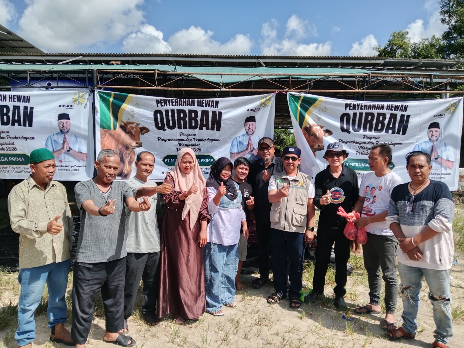 Arsari Tambang Groups dan Insan Pers Berbagi 300 Paket Daging Kurban 