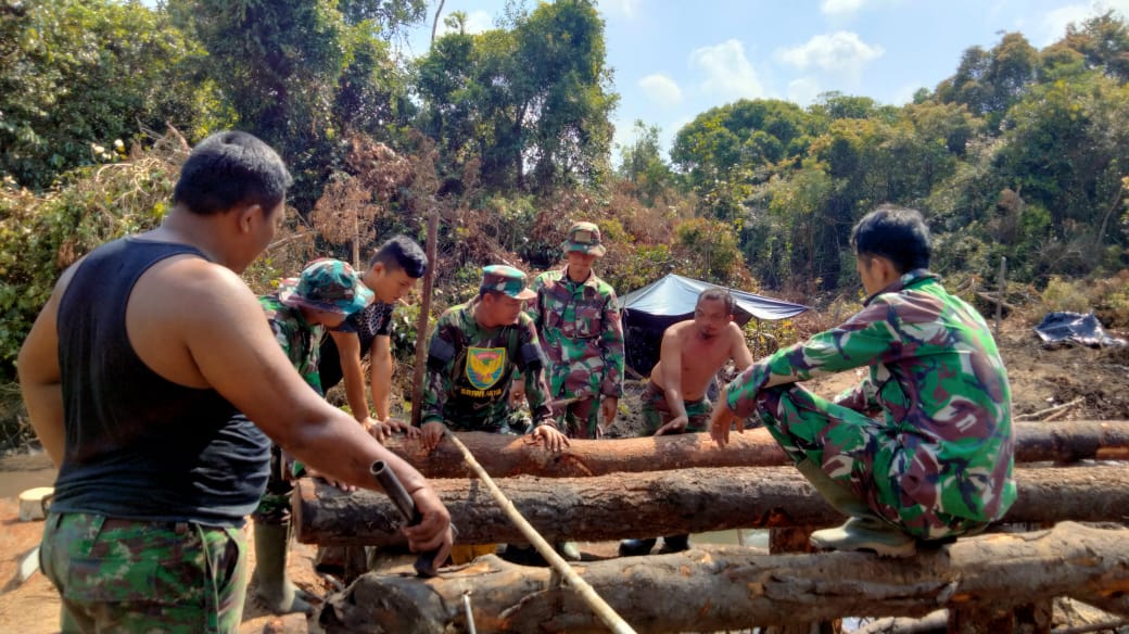 Satu Jembatan Penghubung Antar Desa TMMD ke-116 Hampir Rampung