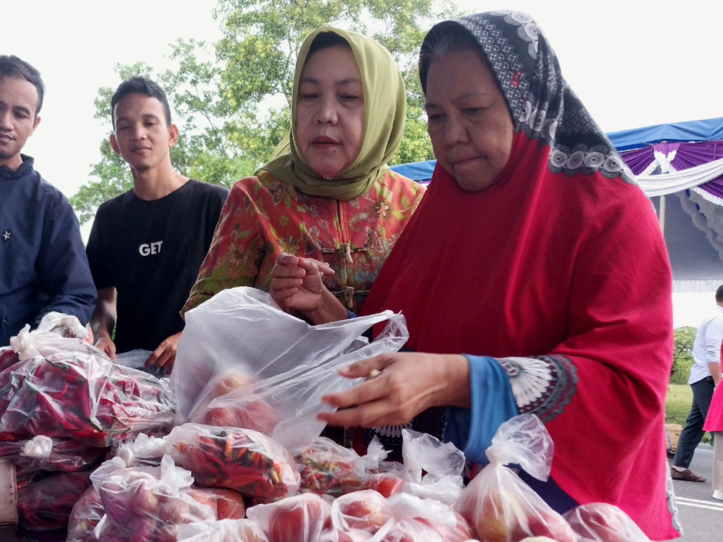 Jumat Berkah, Sekda Radmida Traktir Belanjaan di Pasar Murah