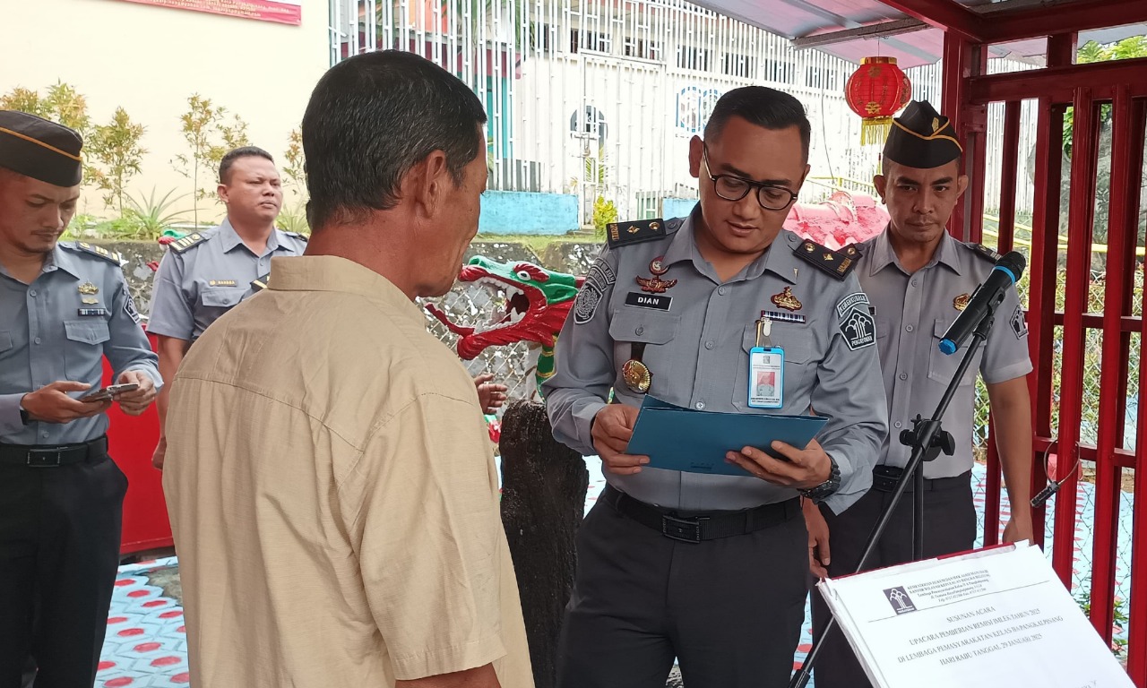 Bentuk Penghargaan, Plt Kalapas Pangkalpinang Serahkan Remisi Hari Raya Imlek