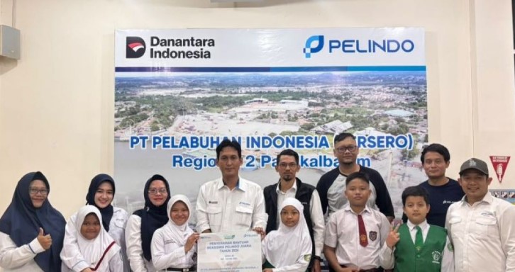Pelindo Pangkalbalam Serahkan Beasiswa Maknai HUT Ke-81 RI