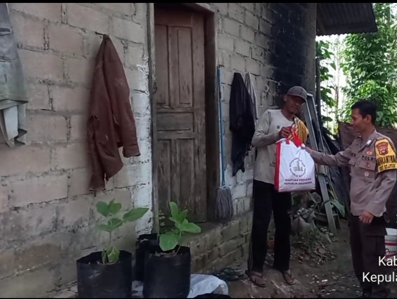 Polsek Muntok Bantu Salurkan Paket Bahan Pokok dari Presiden