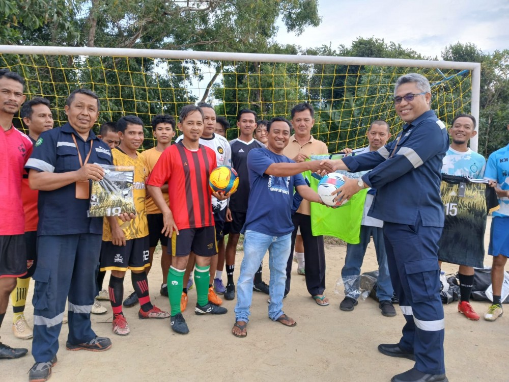 Jalin Silahturahmi Melalui Olahraga, PT Timah Serahkan Bantuan Sarana Olahraga Kepada Tim Sepakbola ASPAJA 