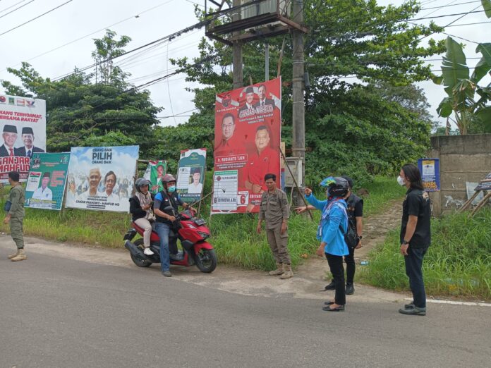 Personel Polresta Pangkalpinang Dampingi Bawaslu dalam Penertiban Alat Peraga Kampanye