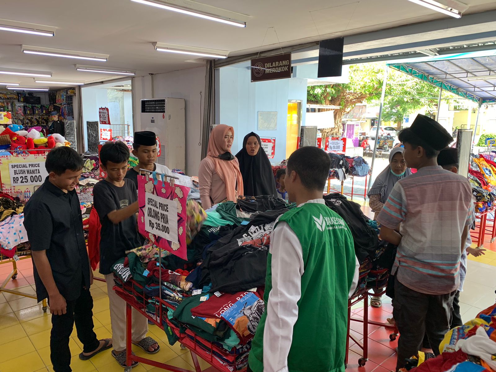 RSUD Depati Bahrin dan  Laznas Yakesma Bangka Ajak Anak Yatim Piatu Belanja Lebaran