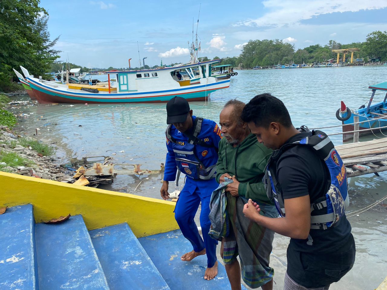 Satpolairud Evakuasi Nelayan yang Sakit di Laut