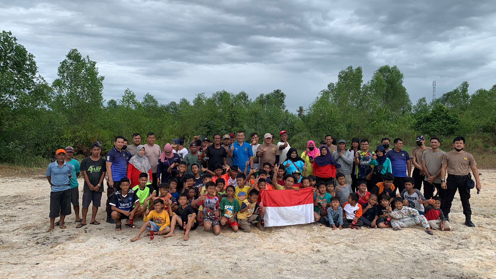 Pembangunan Lapangan Bola Kelurahan Opas Masih Butuh Bantuan