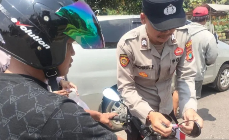 Polres Bangka Barat Bagikan Ratusan Bendera Semarakkan HUT RI