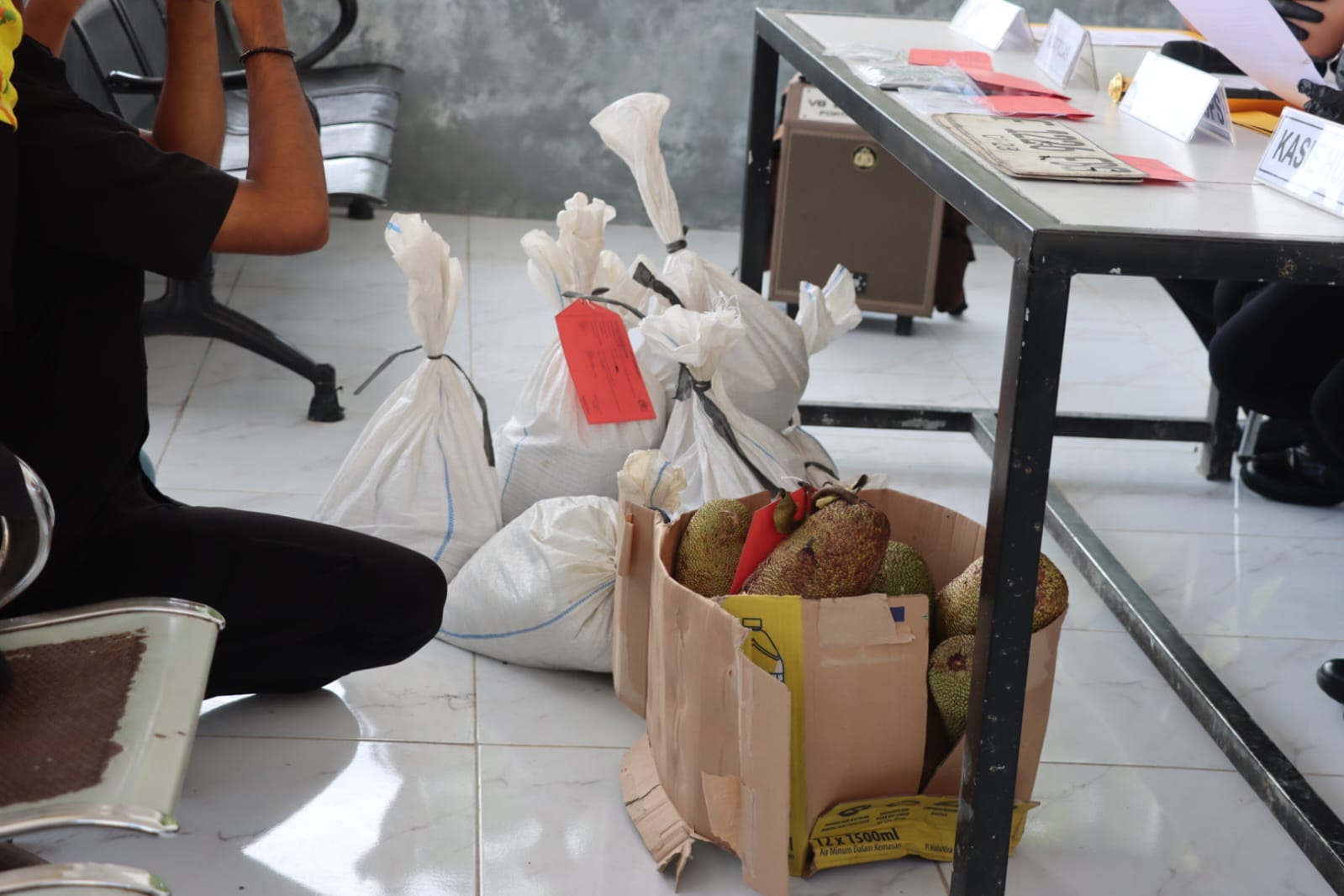 Timah Ditutupi Cempedak Gagal Menyeberang Pelabuhan Mentok