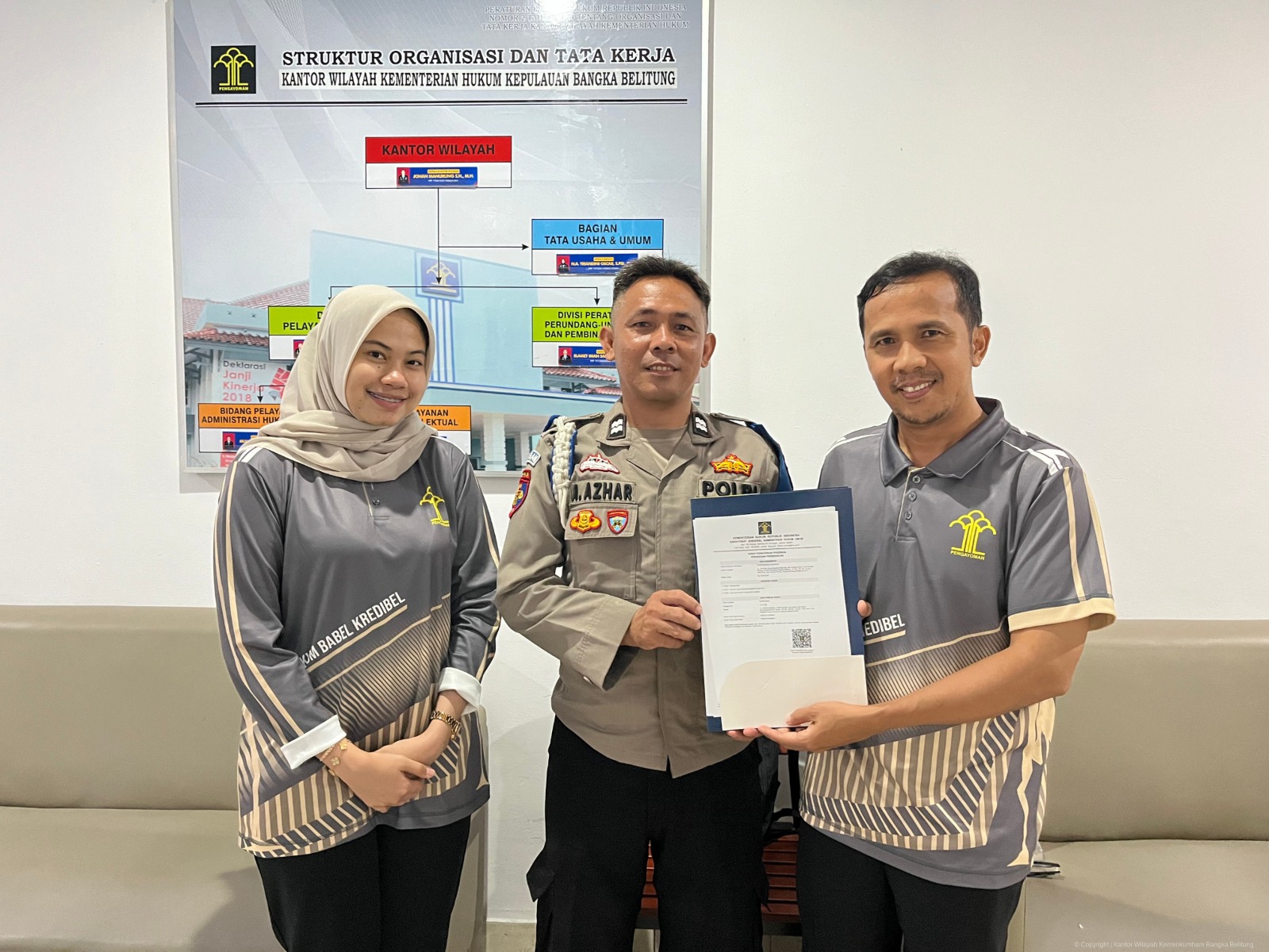 Kanwil Kemenkum Babel Serahkan Sertifikat Perseroan Perorangan