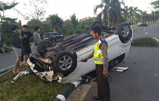 Pengemudi Diduga Mabuk, Mobil Putih Terbalik di Jalan Dekat Kantor Basarnas Babel