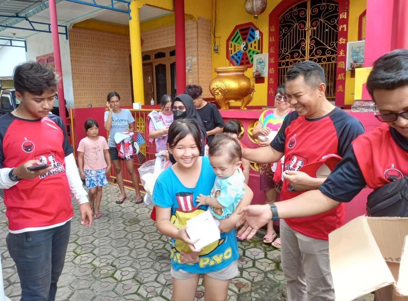   Gotong Royong Bagikan Ribuan Telur untuk Anak dan Ibu Hamil, PDI-P Komit Tekan Stunting