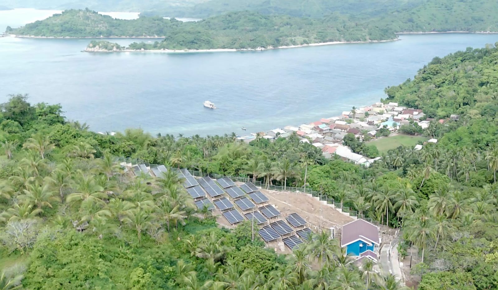 Masyarakat Pulau Bembe Kabupaten Selayar Nikmati Listrik Bersih dari PLTS PLN 176 kWp