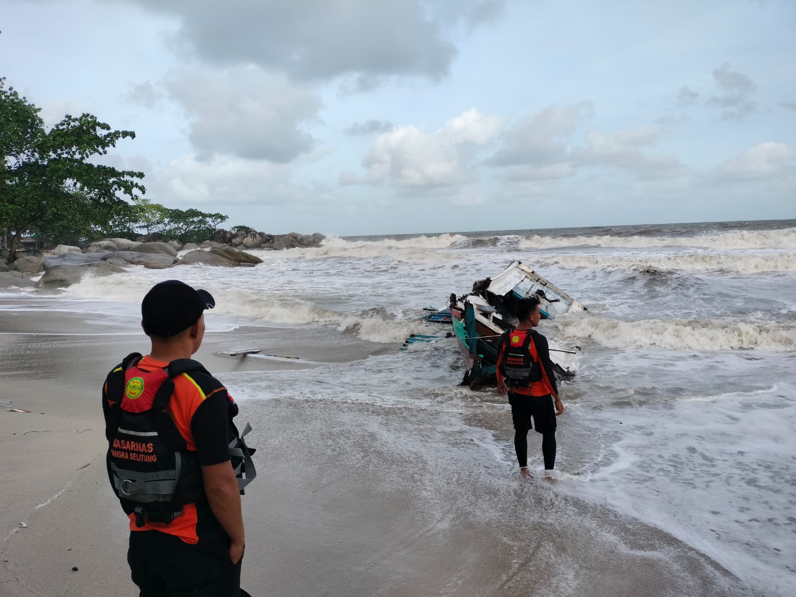 Kapal Diterjang Ombak, Tiga Nelayan Jatuh ke Laut, Satu Masih Hilang