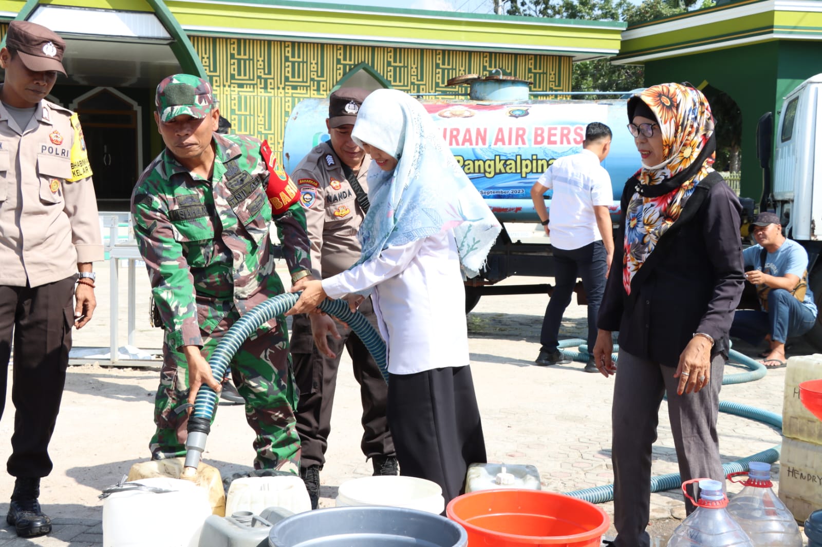 Polresta Pangkalpinang Salurkan Bantuan Air Bersih dan Sembako ke Warga Gabek Satu