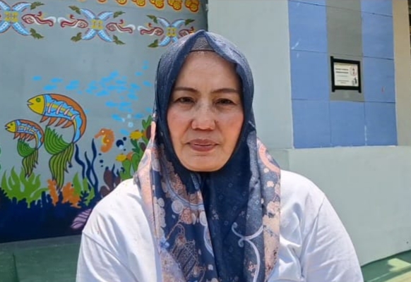 Sambil Makan Nasi Bungkus, Wagub Hellyana Jawab Pemberhentiannya 